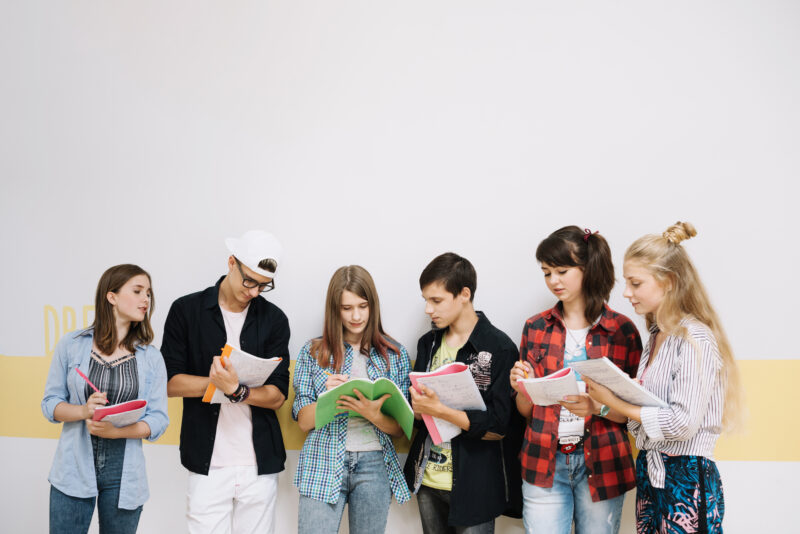 group-students-posing-with-notepads-800×534